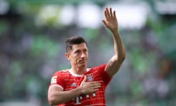 L'attaquant du Bayern Munich Robert Lewandowski le 14 mai 2022 après la dernière journée de Bundesliga sur la pelouse de Wolfsburg 