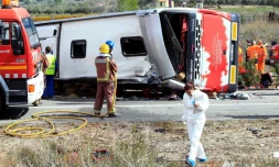 Des équipes de secours sur la route espagnole AP-7 près de Freginals, Amposta au sud de Tarragone après l'accident de bus qui a fait 13 morts