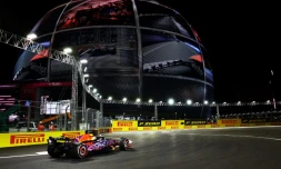 La Red Bull de Max Verstappen passe devant la SphĂšre de Las Vegas, lors du GP de F1 dans la cite du jeu, le 18 novembre 2023