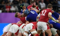 Le Français Sébastien Vahaamahina (c) met un coup de coude au Gallois Aaron Wainwright (g) en quart de finale de la Coupe du monde, le 20 octobre 2019 à Oita (Japon)