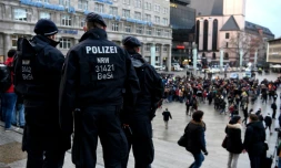 Des policiers près de la gare de Cologne, le 16 janvier 2016 en Allemagne, où des femmes ont été agressées par des hommes en bandes pendant la nuit du Nouvel An 
