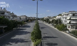 Avenue désertée dans le centre d'Athènes au premier jour du confinement le 7 novembre 2020
