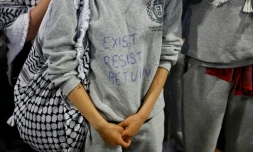 Un militant français, interpellé puis expulsé par Israël à la suite de l'interception de la flottille à destination de Gaza, portant un sweat-shirt sur lequel est inscrit "Exister, résister, revenir", à son arrivée à l'aéroport de Roissy-Charles-de-Gaulle, près de Paris, le 22 mai 2026