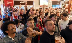 Des supporters d'Arsenal célèbrent le titre mardi soir dans un pub de Londres.