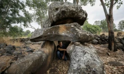Uri Berger, archéologue de l'Autorité israélienne des antiquités, étudie un dolmen dans le Golan syrien, occupé par Israël, le 13 juillet 2020