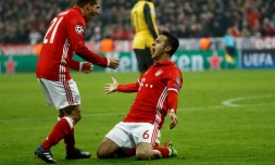 Le milieu du Bayern Munich Thiago Alcantara exulte après son premier but contre Arsenal en Ligue des champions, le 15 février 2017 à l'Allianz Arena