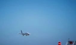 Le gouvernement va mettre en place dÚs 2020 une "écocontribution" de 1,50 à 18 euros sur les billets d'avion pour tous les vols au départ de la France