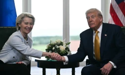La présidente de la Commission européenne Ursula von der Leyen et le président américain Donald Trump se serrent la main après avoir conclu un accord commercial, le 27 juillet 2025 à Turnberry, dans le sud-ouest de l'Ecosse