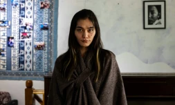 L'influenceuse et pianiste transgenre Anudari Daarya, dans son studio où elle enseigne le piano aux enfants, le 18 novembre 2024 à Oulan-Bator, en Mongolie