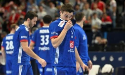 Yanis Lenne et ses coéquipiers, après la défaite de l'équipe de France face à l'Islande (29-21), dans le tour principal de l'Euro-2022, le 22 janvier 2022 à Budapest