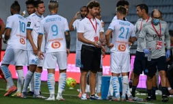 Les joueurs marseillais, regroupés autour du coach André Villas-Boas en amical face à Nimes au stade des Costières, le 9 août 2020, déplorent quelques cas de Covid-19
