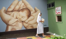 La bénédictine polonaise Agnieszka Olejnik, du foyer Valle Feliz, montre la Cuna de Vida (Berceau de vie), ouverture discrète où les mères peuvent laisser leur bébé sans donner d'explications, le 17 janvier 2020 à Santo Domingo de los Colorados (Equateur)