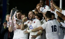 Les joueurs du XV anglais fêtent leur victoire dans le tournoi des Six nations, le 19 mars 2016 au Stade de France