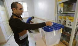 Un Iranien dépose son bulletin dans l'urne le 29 avril 2016 à Robat Karim