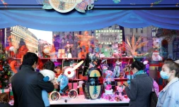 Des personnes admirent les vitrines de Noël des Galeries Lafayette, le jour de la réouverture des commerces non essentiels, le 28 novembre 2020 à Paris