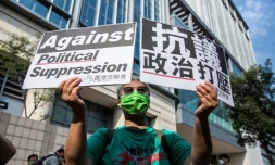 Un manifestant pro-dĂ©mocratie devant le tribunal de West Kowloon oĂč sont jugĂ©s des vĂ©tĂ©rans de l'opposition, le 1er avril 2021 Ă Hong Kong
