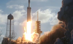 La fusée Falcon Heavy de SpaceX lors de son vol inaugural à Cap Canaveral. C'est la plus grosse fusée en exploitation actuellement