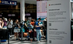 Des passagers en attente à l'aéroport de Montréal (Canada) le 16 août 2025 à la suite d'un mouvement de grève des hôtesses et stewards d'Air Canada