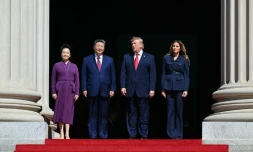 Le président américain DOnald Trump, son épouse Melania Trump, le président chinois Xi Jinping et son épouse Peng Liyuan posent devant les Archives naitonales à Washiongton, le 25 septembre 2026