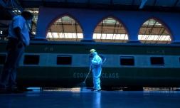 Désinfection d'un quai de la gare de Lahore (Pakistan) le 7 mai 2020