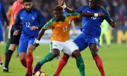 L'attaquant de l'équipe de France Nabil Fekir à la lutte avec le défenseur ivoirien Serge Aurier au stade Bollaert, le 15 novembre 2016