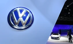 Un visiteur du salon automobile de Los Angeles regarde le concept-car Golf GTE Sport hybride de Volkswagen le 19 novembre 2015