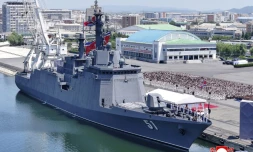 Cette photo, prise le 23 juin 2026 et diffusée le lendemain par l'agence de presse officielle nord-coréenne KCNA, montre la cérémonie d'entrée en service du destroyer multimission de nouvelle génération "Choe Hyon" au port de Nampo, en Corée du Nord