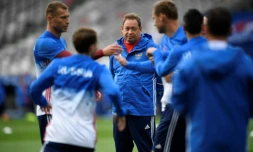 L'entraîneur russe Leonid Slutskiy au milieu des joueurs lors d'un entraînement le 19 juin 2016 à Toulouse