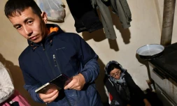 Le migrant afghan Mohammad Amin Ibrahimi vit avec sa famille dans une maison abandonnée, le 30 janvier 2021 à Bosanska Bojna, prÚs de la frontiÚre entre la Croatie et la Serbie