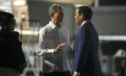 Le secrétaire d'Etat américain Marco Rubio (d.) reçu par le ministre des Affaires étrangères de la République dominicaine, Roberto Alvarez, sur le tarmac de l'aéroport international de Saint-Domingue, le 5 février 2025