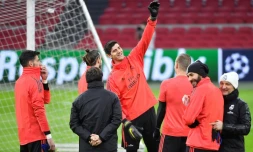 Le gardien du Real Madrid Thibaut Courtois (c) entouré de ses coéquipiers lors d'une séance d'entraînement, le 12 février 2019 à Amsterdam