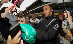 Le pilote britannique Lewis Hamilton (Mercedes) signe des autographes sur le circuit du GP du Mexique, le 24 octobre 2019 Ă Mexico