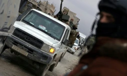 Des membres des forces de sécurité syriennes dans le secteur de la prison d'Al-Aqtan en périphérie de Raqa, dans le nord-est de la Syrie, le 22 janvier 2026