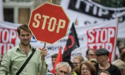 Des personnes manifestent à Francfort en Allemagne contre projet controversé de traité de libre-échange transatlantique (TTIP), le 17 septembre 2016