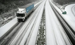 Un camion sur une route enneigée à Plomelin, dans le FinistÚre, le 11 février 2021