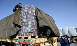 Un chauffeur de camion referme sa cargaison d'aide humanitaire après inspection par la sécurité israélienne à son arrivée d'Egypte, du côté israélien du poste-frontière de Kerem Shalom, le 22 décembre 2023
