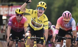 La joie de la maillot jaune, la Néerlandaise Marianne Vos, après avoir remporté la 6e étape du Tour de France Femmes, le 29 juillet 2022, disputée entre Saint-Dié-les-Vosges et Rosheim, devant l'Italienne Maria Bastianelli (d) et la Belge Lotte Kopecky