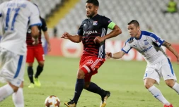 L'attaquant de Lyon Nabil Fekir (c) contrôle le ballon face à Apollon Limassol en Europa League, le 14 septembre 2017 à Nicosie