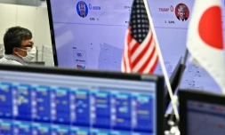 Un financier dans une société de change à Tokyo, le 4 novembre 2020