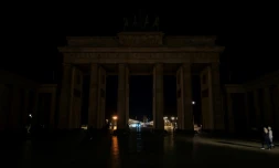 La célÚbre Porte de Brandenbourg plongée dans l'obscurité à l'occasion de l'Earth Hour, à Berlin, le 27 mars 2021