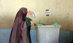 Une Afghane vote Ă Kandahar, au sud du pays, le 27 octobre 2018