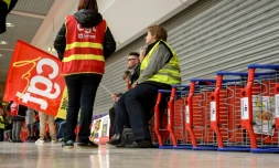 Des syndicalistes bloquent l'entrée d'un supermarché Carrefour à Lomme, prÚs de Lille, le 31 mars 2018