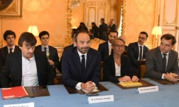 (GàD) Le ministre de la Transition écologique Nicolas Hulot, le Premier ministre Edouard Philippe et la ministre des Transports Elisabeth Borne, le 13 décembre 2017 à l'Hôtel Matignon à Paris