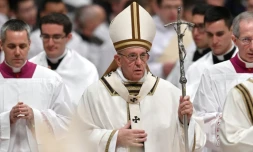 Le pape François à la fin de la messe de Noël au Vatican le 24 décembre 2017