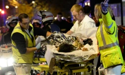 Evacuation d'une personne blessée lors de l'attaque terroriste au Bataclan, le 13 novembre 2015 à Paris