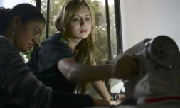 La colombienne Adriana Restrepo recyclant des déchets en jolis objets de design à Medellin, le 4 décembre 2015