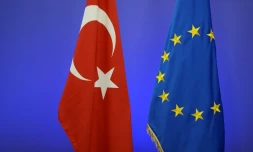 Le drapeau turc et le drapeau européen, côte-à-côte à Bruxelles, le 29 novembre 2015