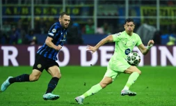 Le défenseur de l'Inter Milan Stefan de Vrij et l'attaquant barcelonais Robert Lewandowski (d) à la lutte lors de la demi-finale retour de Ligue des champions, le 6 mai 2025 à Milan
