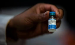 Une infirmiÚre prépare un vaccin contre la rougeole, les oreillons et la rubéole, le 5 avril 2019 à New York