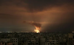 Des explosions nocturnes dans le fief rebelle de la Ghouta orientale après  des frappes du régime tard le 23 février 2018